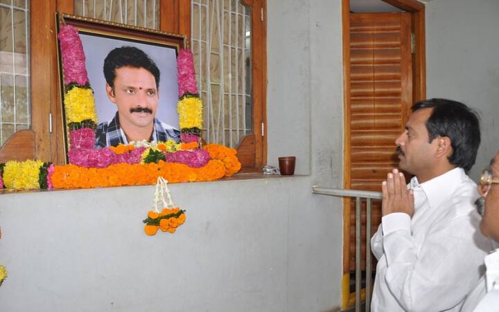 दिवंगत पूर्वजांचे फोटो देखील बेडरूममध्ये लावू नये. वास्तुशास्त्रानुसार, बेडरूममध्ये असे फोटो लावल्याने पती-पत्नीत कलह होत राहतात. पूर्वजांचे फोटो हे नेहमी पूजेच्या खोलीच्या ईशान्य कोपऱ्यातील भिंतीवर लावावे.
