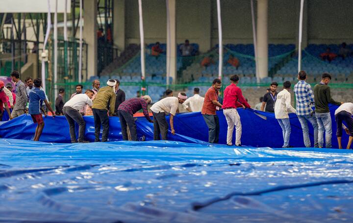 27 सितंबर से शुरू हुए टेस्ट के पहले दिन कुल 35 ओवर फेंके गए, जिसमें पहले बल्लेबाजी करने वाली बांग्लादेश ने 107/3 रनो बोर्ड पर लगाए. फिर टेस्ट के दूसरा दिन पूरी तरह से बारिश की भेंट चढ़ा और बिना गेंद फिंके ही रद्द हो गया.