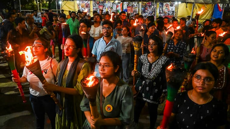 Kolkata: Docs Maintain Torch Rallies Day Earlier than SC Listening to On RG Kar Case,High Cop Vists Hospital