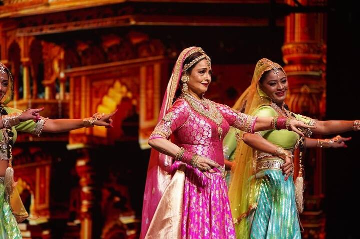 दिग्गज अदाकारा रेखा को लेकर पहले ही खबरें आई थीं कि एक्ट्रेस अबु धाबी में होने वाले IIFA 2024 अवॉर्ड सेरमनी में एक खास परफॉर्मेंस देंगी. उनके 22 मिनट लंबी परफॉर्मेंस देने की खबरें थीं.