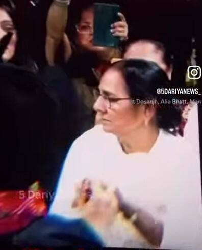 ਇਸ ਕਾਰਨ ਨਿੱਜੀ ਜ਼ਿੰਦਗੀ ਨੂੰ ਜਨਤਕ ਨਹੀਂ ਕਰਦੇ ਦਿਲਜੀਤ  ਦੱਸ ਦੇਈਏ ਕਿ ਇਹ ਪਹਿਲੀ ਵਾਰ ਹੈ ਜਦੋਂ ਦਿਲਜੀਤ ਦੋਸਾਂਝ ਨੇ ਆਪਣੇ ਪਰਿਵਾਰ ਨੂੰ ਫੈਨਜ਼ ਨਾਲ ਮਿਲਵਾਇਆ ਹੈ। ਨਹੀਂ ਤਾਂ ਉਹ ਆਪਣੀ ਨਿੱਜੀ ਜ਼ਿੰਦਗੀ ਨੂੰ ਪ੍ਰਾਈਵੇਟ ਰੱਖਦੇ ਹਨ। ਫਿਲਮ ਕੰਪੇਨੀਅਨ ਨੂੰ ਦਿੱਤੇ ਇੰਟਰਵਿਊ 'ਚ ਦਿਲਜੀਤ ਨੇ ਕਿਹਾ ਸੀ ਕਿ ਉਹ ਆਪਣੇ ਪਰਿਵਾਰ ਦੀਆਂ ਤਸਵੀਰਾਂ ਇਸ ਲਈ ਸ਼ੇਅਰ ਨਹੀਂ ਕਰਦੇ ਕਿਉਂਕਿ ਉਨ੍ਹਾਂ ਨੂੰ ਆਪਣੇ ਕੰਮ ਲਈ ਕਾਫੀ ਨਫਰਤ ਦਾ ਸਾਹਮਣਾ ਕਰਨਾ ਪੈਂਦਾ ਹੈ।