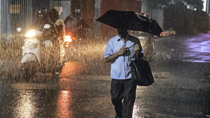 IMD Weather Forecast: मानसून की विदाई से पहले देश के कई राज्यों में जोरदार बारिश हो रही है. मौसम विभाग की मानें अक्टबूर के पहले सप्ताह भी बारिश से राहत नहीं मिलेगी.