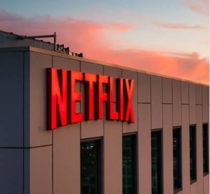 ऑक्टोबरमध्ये नेटफ्लिक्सवर एक-दोन नव्हे तर 21 चित्रपट आणि वेब सीरिज रिलीज होणार आहेत. विशेष म्हणजे, हे सर्व चित्रपट आणि वेब सिरीज एक-दोन दिवसांच्या अंतरानं लागोपाठ प्रदर्शित होणार आहेत.