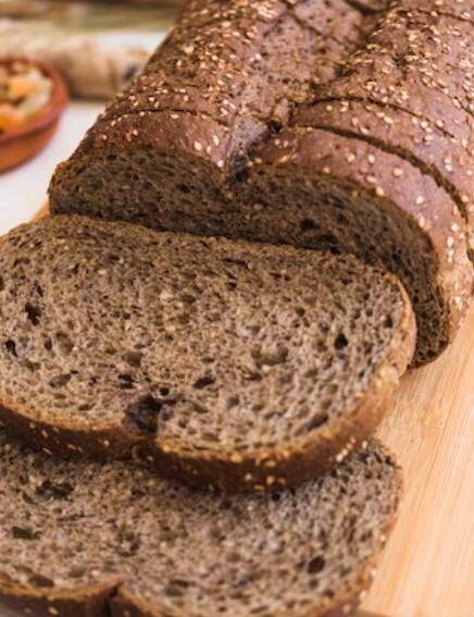 ਸਾਰੀਆਂ ਕਿਸਮਾਂ ਦੀਆਂ ਬਰਾਊਨ ਬਰੈੱਡ ਇੱਕੋ ਤਰੀਕੇ ਨਾਲ ਨਹੀਂ ਬਣਾਈਆਂ ਜਾਂਦੀਆਂ। ਇਸ ਲਈ ਜੇਕਰ ਤੁਸੀਂ ਬਰੈੱਡ ਦਾ ਰੰਗ ਦੇਖ ਕੇ ਹੀ ਇਸ ਨੂੰ ਸਿਹਤਮੰਦ ਮੰਨਦੇ ਹੋ ਤਾਂ ਇਹ ਗਲਤੀ ਹੋ ਸਕਦੀ ਹੈ।