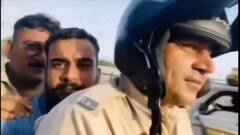 Watch: दिल्ली के युवक की अनोखी गिरफ्तारी, पुलिस के साथ बाइक पर बैठ कर मजे से बनाया वीडियो