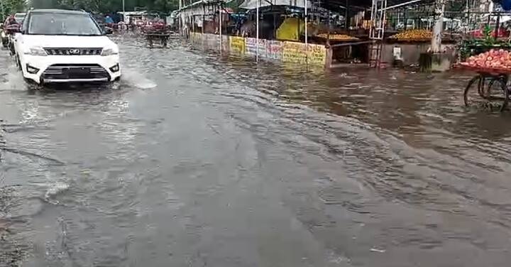 દક્ષિણ ગુજરાતમાં સાઇક્લોનિક સર્ક્યુલેશનના કારણે ગુજરાતમાં ભારે વરસાદની આગાહી કરવામાં આવી છે. આવતીકાલે રાજ્યમાં ભારે વરસાદની શક્યતા નહિવત છે. અમદાવાદ અને ગાંધીનગરમાં હળવાથી મધ્યમ વરસાદની આગાહી કરાઈ છે.