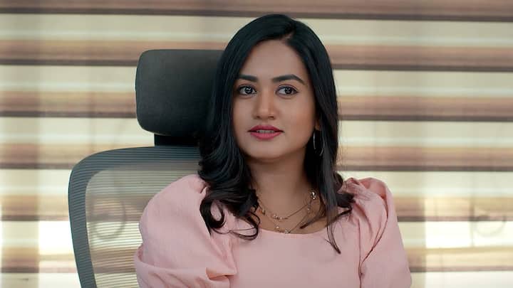 నగల డిజైన్లు ఇంకా రాలేదా అని సామంత్ కంగారుపడుతుందే..వస్తాయిలే అంటుంది అనామిక...మేనేజర్ కూడా లోపలే ఉంటాడు.. ఇంతలో ఆ రూమ్ లోకి ఎంట్రీ ఇస్తోంది కావ్య...