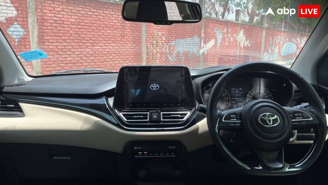 Toyota Glanza AMT: छोटी कार और माइलेज दमदार, नोएडा से दिल्ली जाने वालों के लिए बेहतर ऑप्शन Toyota Glanza AMT mileage best for city ride Noida to Delhi know car performance and features price review Toyota Glanza AMT: छोटी कार और माइलेज दमदार, नोएडा से दिल्ली जाने वालों के लिए बेहतर ऑप्शन