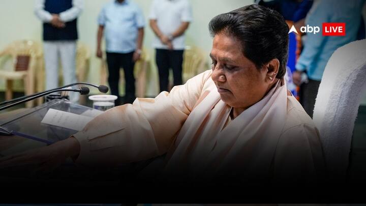 लोकसभा चुनाव के बाद यह माना जा रहा था कि उत्तर प्रदेश के 10 विधानसभा सीटों पर भाजपा और सपा का कड़ा मुकाबला होगा, लेकिन बसपा की एंट्री ने इसे त्रिकोणीय मुकाबला बना दिया है. बसपा ने कानपुर के सीसामऊ और अयोध्या के मिलकपुर समेत अन्य कई सीटों के लिए अपने उम्मीदवारों के नाम का ऐलान भी कर दिया है. देखा जाता था कि मायावती उपचुनाव से दूरी बनती थी, लेकिन इस बार वह उपचुनाव के नतीजे को कितना बदल पाएंगी आइए समझते हैं.