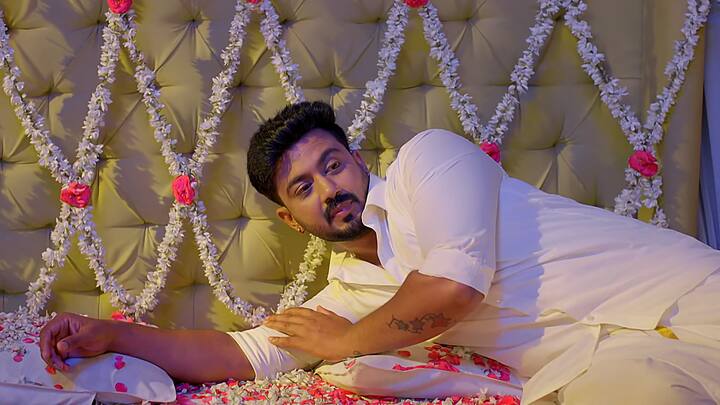 ఎప్పటిలా సత్య - క్రిష్ ఫస్ట్ నైట్ కి హడావుడి మొదలైంది. ముహూర్తంతో సంబంధం లేదు మీరిద్దరూ ఒక్కటవ్వాల్సిందే అంటుంది క్రిష్ బామ్మ. సత్యను ఆటపట్టిస్తాడు క్రిష్..