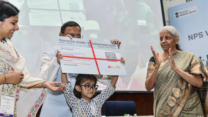 सरकार ने इसी साल बच्चों के लिए भी एनपीएस योजना शुरू की है. इसे एनपीएस वात्सल्य योजना का नाम दिया गया है. इसमें बच्चों के नाम पर अकाउंट खोलकर निवेश किया जाता है. जो बाद में चलकर फुल एनपीएस में तब्दील हो जाता है.