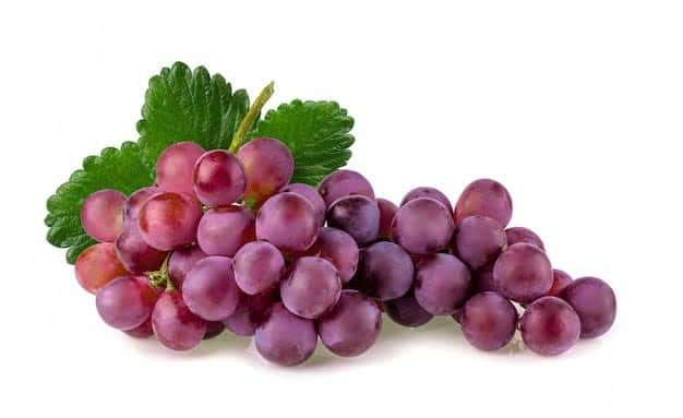 The calcium present in red grapes is very effective in strengthening bones. Red grapes are very beneficial, especially for growing children. The resveratrol enzyme they contain has osteogenic properties, that is to say it contributes to the proper development of bones.