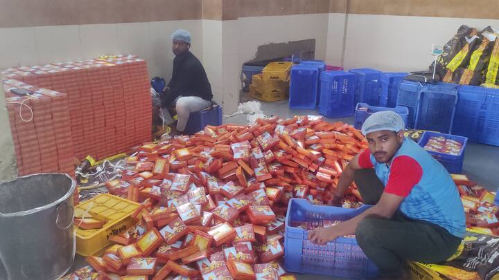 आंकड़ों के मुताबिक, 40 से 44 अंक के बीच 40 डिग्री पर शुद्ध घी की रीडिंग आती है. इसके अलावा दाल में मिलावट भी नहीं पाई गई. शक्कर और स्टार्च को लेकर भी रिपोर्ट सही निकली. इसमें किसी प्रकार का आर्टिफिशियल स्वीट नहीं मिलाया गया था. इस तरह सरकारी और प्राइवेट लैब की जांच लगभग एक जैसी ही निकाली.