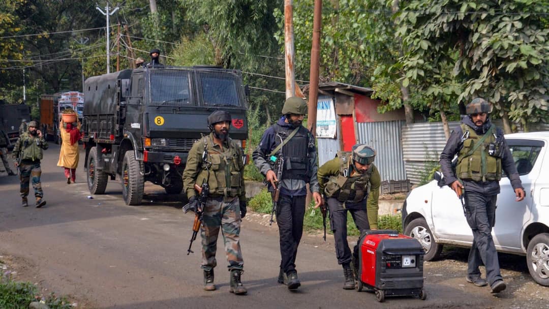 कठुआ में सुरक्षाबलों और आतंकियों के बीच मुठभेड़ जारी, इलाके की घेराबंदी कर तलाशे जा रहे दहशतगर्द kathua encounter security force terrorists continues in jammu kashmir army personnel injured कठुआ में सुरक्षाबलों और आतंकियों के बीच मुठभेड़ जारी, इलाके की घेराबंदी कर तलाशे जा रहे दहशतगर्द