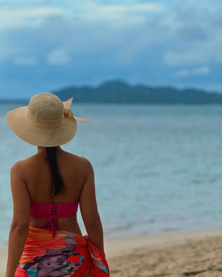 పింక్ బ్రా లెట్.. మల్టీపుల్ కలర్ బోటమ్​ వేసుకుని.. తలపై హ్యాట్ పెట్టుకుని తన బీచ్​లుక్​ని ఫైనల్ చేసింది రుహానీ. ఈ ఫోటోలను ఇన్​స్టాలో షేర్ చేసింది. (Images Source : Instagram/Ruhani Sharma)