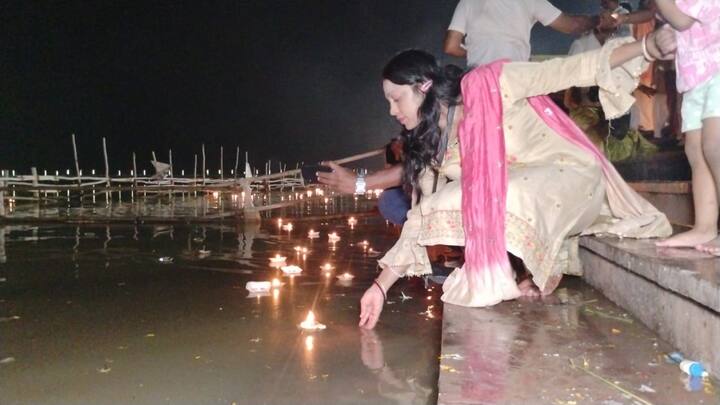 पितृ दीपावली को लेकर तीर्थयात्रियों में काफी खुशी दिखी. तीर्थयात्रियों के जरिए स्वास्तिक और ओम लिखकर घी का दीया जलाया. लोग पितरों को मोक्ष मिलने के बाद अपनी खुशी का इजहार करते हैं.