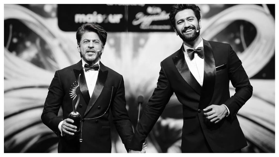 Shah Rukh Khan Fans Defend The Actor After His Video Of Using Teleprompter At IIFA 2024 Goes Viral Shah Rukh Khan Fans Defend The Actor After His Video Of Using Teleprompter At IIFA 2024 Goes Viral Shah Rukh Khan Fans Defend The Actor After His Video Of Using Teleprompter At IIFA 2024 Goes Viral