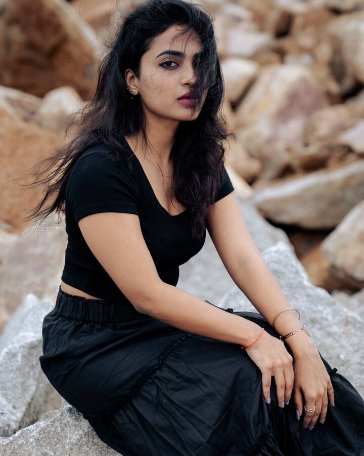 ఇప్పుడు అలేఖ్యా హారిక హీరోయిన్ అవుతున్నారు. త్వరలో ఆవిడ వెండితెరకు పరిచయం అవుతున్న సంగతి తెలిసిందే. అందుకోసమే అనుకున్నట్టు కాస్త సన్నబడినట్టు ఉంది. 