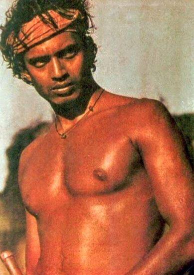 मिथुन चक्रवर्ती हिंदी सिनेमा के पहले ऐसे हीरो हैं जिनके सिक्स पैक एब्स देखने को मिले. बताया जाता है कि इसका ट्रेंड उन्होंने ही इंडस्ट्री में सेट किया और उसके बाद दूसरे एक्टर्स उनसे इंस्पायर हुए.