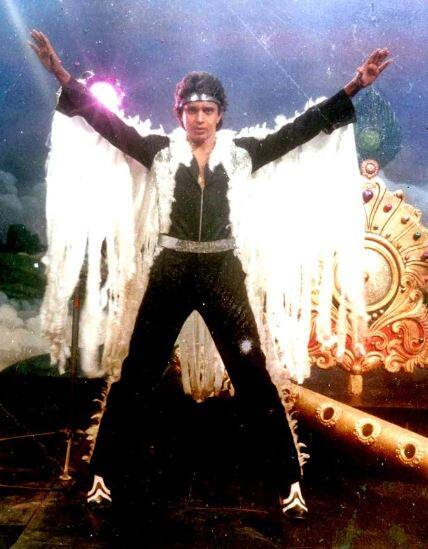 मिथुन चक्रवर्ती का नाम तो आपने खूब सुना होगा लेकिन उनका असली नाम शायद ही पता हो. डीएनए के मुताबिक, मिथुन का असली नाम गौरंगा चक्रवर्ती है और बताया जाता है कि मिथुन मार्शल आर्ट में ब्लैक बैल्ट हैं.