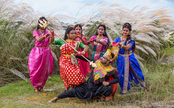 কলকাতায় এবার পুজোর আবহটা অন্যান্য বারের থেকে একটু আলাদা। কিন্তু প্রস্তুতির শেষ লগ্নে সেজে উঠছে পাড়া থেকে পাড়া। এই সময় কলকাতার জন্য সুখবরই শোনাল আবহাওয়া দফতর