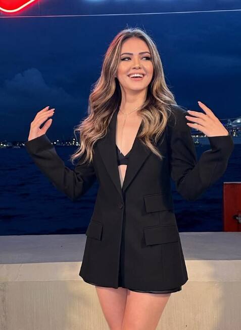 ਦਰਅਸਲ, ਤੁਰਕੀ ਦੇ TikTok ਪ੍ਰਭਾਵਕ ਕੁਬਰਾ ਅਯਕੁਤ ਦੀ ਸਿਰਫ 26 ਸਾਲ ਦੀ ਉਮਰ ਵਿੱਚ ਮੌਤ ਹੋ ਗਈ। ਕੁਬਰਾ ਆਪਣੇ ਆਪ ਨਾਲ ਵਿਆਹ ਕਰਨ ਦੇ ਵੀਡੀਓ ਵਾਇਰਲ ਹੋਣ ਤੋਂ ਬਾਅਦ ਖੂਬ ਮਸ਼ਹੂਰ ਹੋਈ ਸੀ। ਉਸ ਦੀ ਅਚਾਨਕ ਮੌਤ ਨਾਲ ਪ੍ਰਸ਼ੰਸਕਾਂ ਨੂੰ ਵੱਡਾ ਝਟਕਾ ਲੱਗਾ ਹੈ।