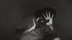 गांजा बेचने वाली महिला का आतंक, 11 साल की बच्ची को पिता के सामने बुरी तरह पीटा