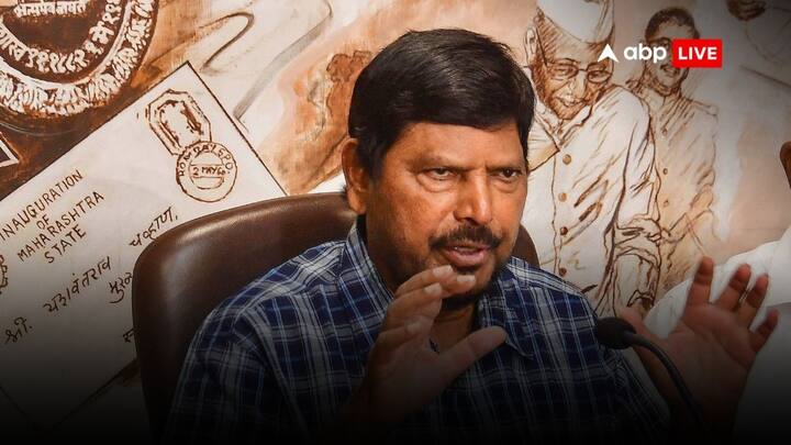 विधानसभा चुनाव को लेकर महायुति और महाविकास अघाड़ी में सीटों के बंटवारे को लेकर भी चर्चा जोरों पर है. इन सबके बीच रिपब्लिकन पार्टी ऑफ इंडिया के प्रमुख और केंद्रीय मंत्री रामदास अठावले ने भी महाराष्ट्र बीजेपी अध्यक्ष चंद्रशेखर बावनकुले को अपनी पार्टी के लिए 20-21 सीटों की लिस्ट दे दी है और वह कम से कम 8 से 10 सीटें चाहते हैं.