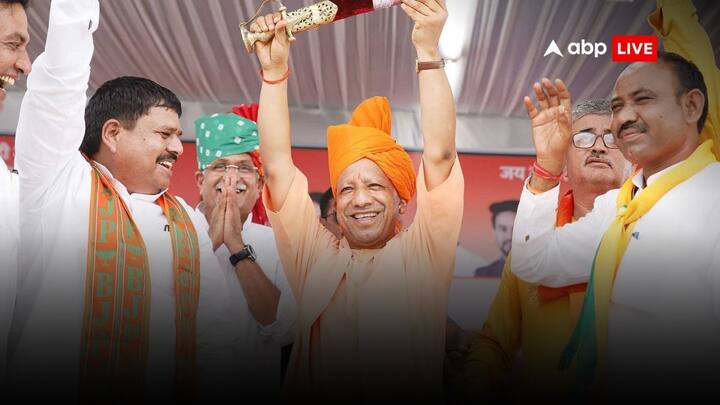 कांग्रेस पर निशाना साधते हुए सीएम योगी ने कहा कि राजनीतिक स्वार्थ के लिए कांग्रेस ने देश का बंटवारा किया. कांग्रेस ने तुष्टिकरण की हदों को पार किया, विकास के नाम पर केवल अपने घर को भरते रहे और भारत की संस्कृति और परंपरा को कोसने के सिवाय कांग्रेसियों ने कुछ नहीं किया.