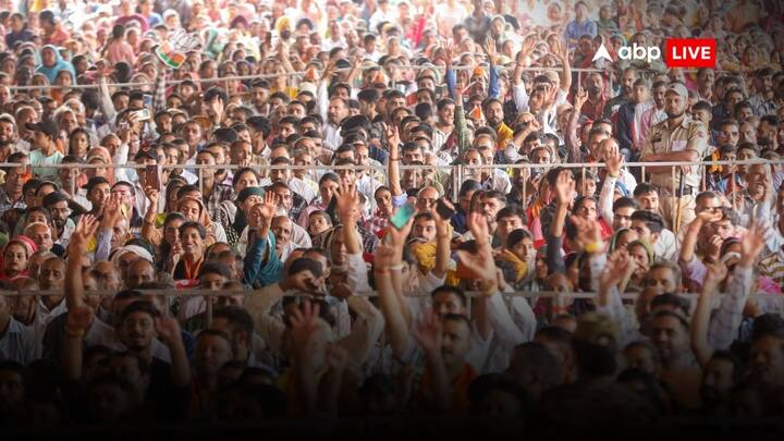 सीएम योगी ने कहां की कड़क गांव की जनता ने कभी भी यहां पर कांग्रेस का खाता खुलने ही नहीं दिया. इस गांव के लोग जानते हैं कि जब भी कांग्रेस के लोग आएंगे इस देश के साथ गद्दारी करेंगे. उन्होंने कहा कि कांग्रेस के लोग कहते थे कि देश के संसाधनों पर पहला अधिकार मुसलमानों का होगा, लेकिन, प्रधानमंत्री नरेंद्र मोदी ने कहा कि संसाधनों पर पहला अधिकार गरीबों, वंचितों, दलितों एवं पिछड़ों का होगा.