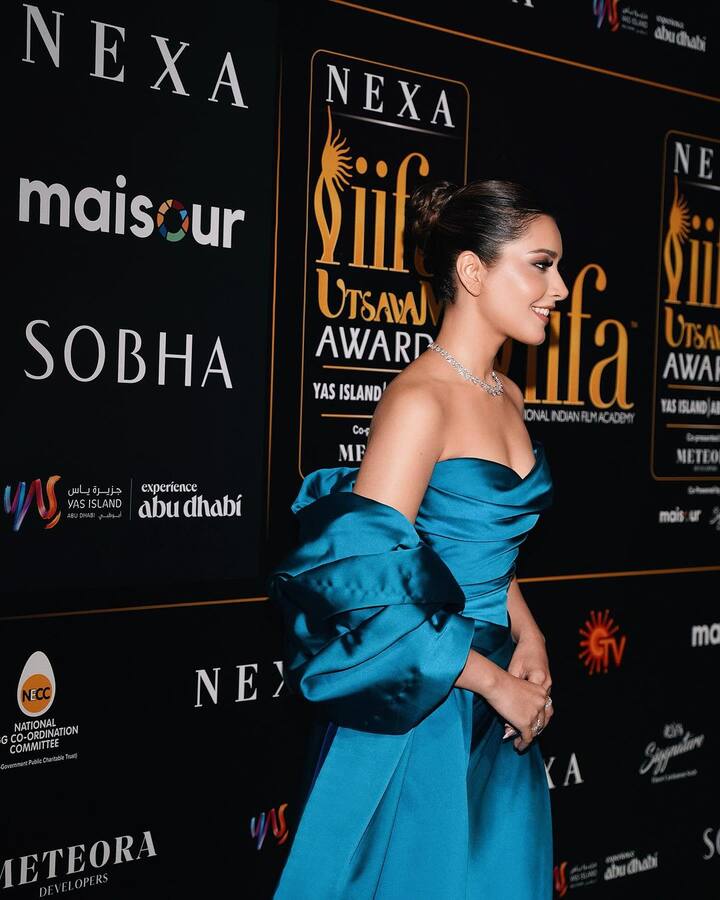 ఈ ఫోటోలను ఇన్స్టాలో షేర్ చేసింది Green carpet #iifautsavam 💚 అంటూ క్యాప్షన్ ఇచ్చింది.(Images Source : Instagram/Raashii Khanna)
