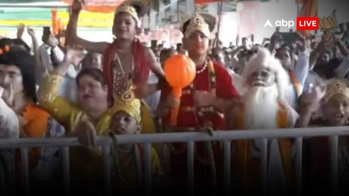 योगी आदित्यनाथ ने कहा कि छोटे छोटे बच्चे अलग अलग वेशभूषा में है, राम लक्ष्मण के वेश भूषा में हैं. कोई भी रावण मेघनाथ और कुम्भकरण के वेशभूषा में नहीं है, लगता है जनता ने तय कर लिया है की रावण मेघनाथ और कुम्भकरण के वेशभूषा में केवल कांग्रेस के लोगों को रहना चाहिए.