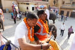 Photos: जयपुर नगर निगम का स्वच्छता ही सेवा पखवाड़ा, सफाई कर्मियों की कराई हेरिटेज वॉक