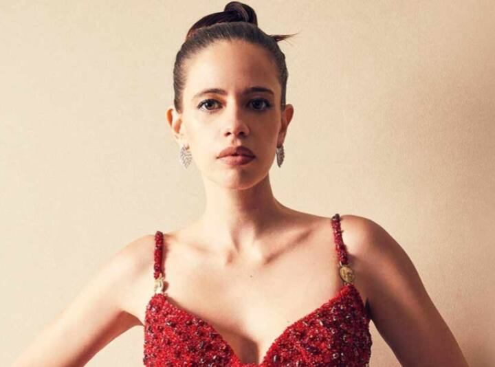 बॉलिवूडची वर्सटाईल अभिनेत्री म्हणजे, कल्की कोचलिन. कल्कीनं आजवर काही मोजकेच चित्रपट केले आहेत. पण त्यातून तिनं आपल्या अभिनयाची छाप प्रेक्षकांच्या मनावर सोडली आहे.