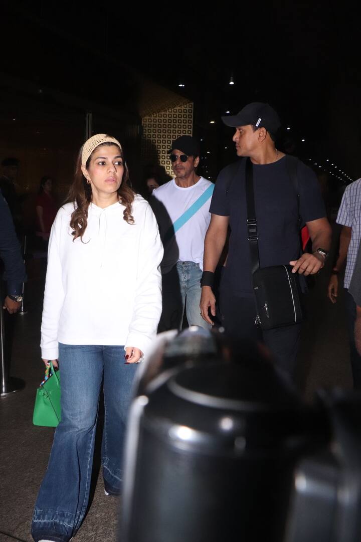 Fans have gone crazy about this simple look of Shahrukh. People had reached the airport to get a glimpse of him.