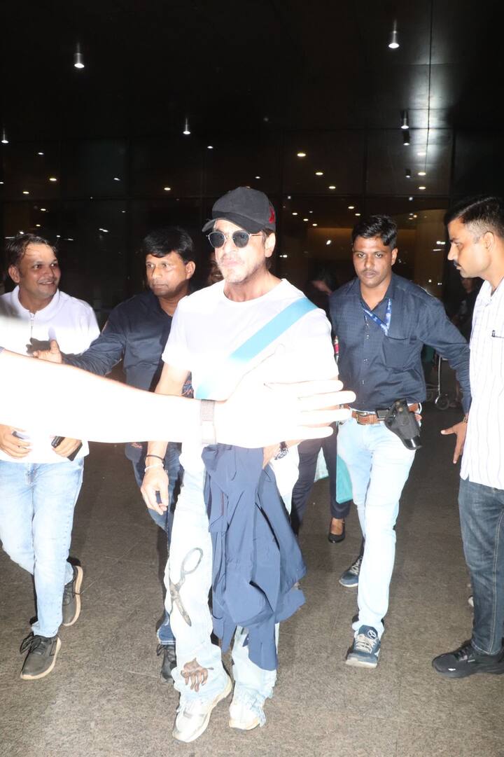 Talking about Shahrukh's look, he wore denim with a white T-shirt. He was also holding a blue colored jacket in his hand. Shahrukh was also wearing a cap on his head.