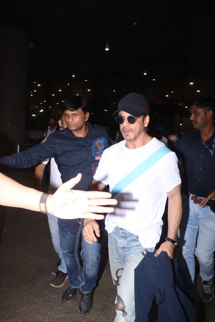 Shahrukh Khan was seen at the airport with his manager Pooja Dadlani and security. Shahrukh came out of the airport posing for the paparazzi.