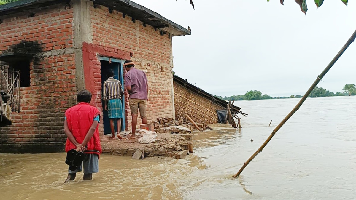 Bihar Flood Live Updates Kosi Gandak Ganga River Water on High Level  Sitamarhi Darbhanga Nepal Rain | Bihar Flood Live Updates: बिहार में बाढ़  का कहर, मोतिहारी के सुगौली थाने में घुसा