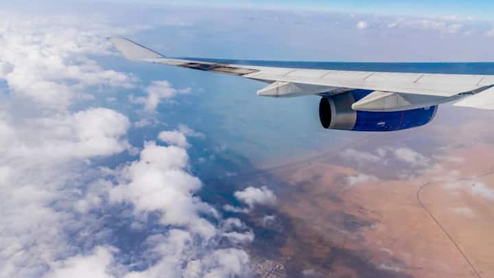 कई रिसर्च में बताया गया कि 30 हज़ार फीट की ऊंचाई पर हम मीठा, नमकीन और तीखा 20 से 30 फीसदी कम समझ पाते हैं. वहीं उमामी टेस्ट यानि मोनोसोडियम ग्लूटामेट ज्यादा पता चलता है. ऐसे में पनीर, मशरूम, चीज़, टमाटर, मीट या सीफूड्स खाने पर इनका स्वाद अच्छा लग सकता है.