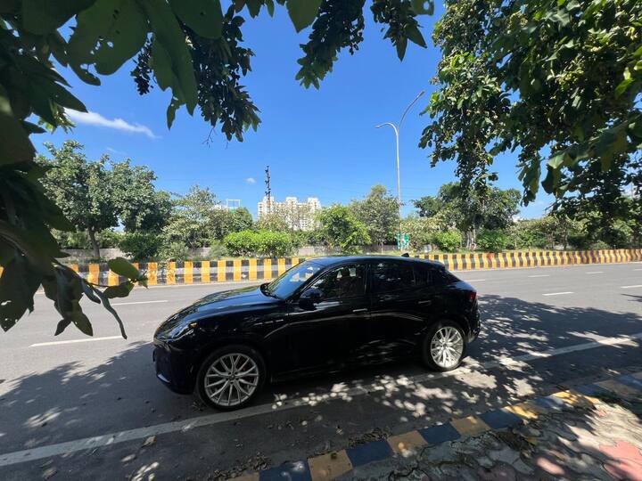 গাড়ির কেবিনে দারুণ মেটালের কাজ, চামড়ার সুন্দর ডিজাইন দেওয়া হয়েছে। এখন গাড়িতে একটি ডিজিটাল ঘড়ি দেওয়া হয়েছে যার নীচে দুটি স্ক্রিন রয়েছে। পাশাপাশি একটি দুর্দান্ত ডিজিটাল ড্রাইভার ডিসপ্লেও পাবেন ক্রেতা।  আপনার কাছে প্রচুর বিকল্প রয়েছে তবে এখানে গরম/ঠান্ডা আসন। ADAS, প্যানোরামিক সানরুফ ইত্যাদি স্পোর্টস সিট দেওয়া হয়েছে গাড়িত।