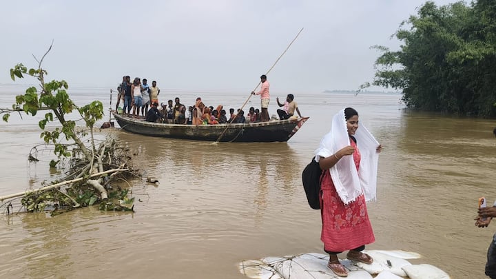 जिला प्रशासन पिछले तीन दिनों से लगातार लोगों से सुरक्षित स्थानों पर जाने की अपील कर रहा है. प्रशासन की कोशिशों के बावजूद कई इलाकों में लोग अब भी घर छोड़ने को तैयार नहीं थे, लेकिन अब हालात इतने गंभीर हो गए हैं कि उन्हें मजबूरन पलायन करना पड़ रहा है.