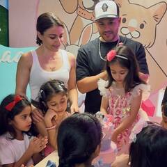 सोहा-कुणाल ने सेलिब्रेट किया बेटी का 7वां बर्थडे, बार्बी डॉल बन इनाया ने मामी करीना को खिलाया केक, मामा सैफ ने भांजी पर लुटाया प्यार