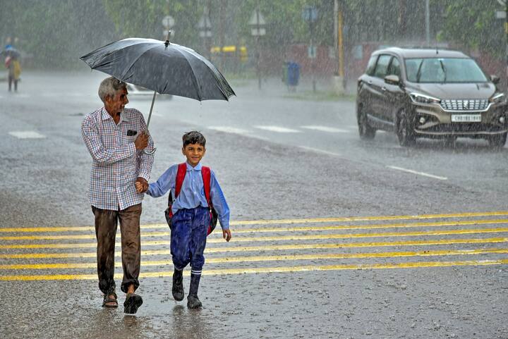 সোমবার কলকাতায় সর্বনিম্ন তাপমাত্রা ছিল ২৯.১ ডিগ্রি। রবিবার সর্বোচ্চ তাপমাত্রা ছিল ৩৩.৫ ডিগ্রি। বাতাসে জলীয় বাষ্পের পরিমাণ ৭১ থেকে ৯৫ শতাংশ।