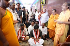 Sathyam Sundaram Movie : బెజవాడ అమ్మవారిని దర్శించుకున్న హీరో కార్తీ.. సత్య సుందరం డైరక్టర్​తో కలిసి పూజలు