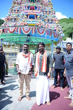 Sathyam Sundaram Movie : బెజవాడ అమ్మవారిని దర్శించుకున్న హీరో కార్తీ.. సత్య సుందరం డైరక్టర్​తో కలిసి పూజలు