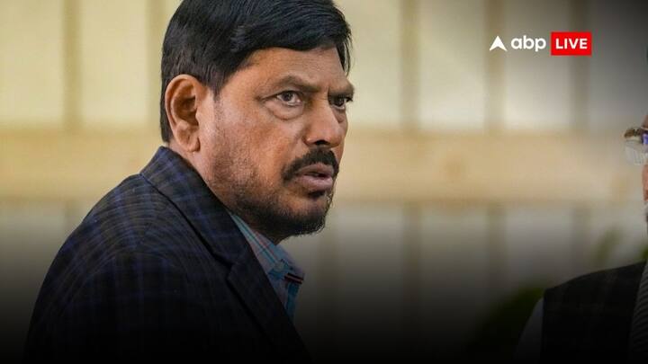 रामदास अठावले ने मांग रखी है कि भले ही उन्हें कुछ सीटें कम-ज्यादा मिल जाएं, लेकिन सरकार में उनकी हिस्सेदारी होनी चाहिए. जैसे राज्यपाल की ओर से 12 एमएलसी नियुक्त किए गए हैं उनमें से एक आरपीआई का होना चाहिए. इसी के साथ-साथ वह दो से तीन महामंडल अध्यक्ष पद भी चाहते हैं.