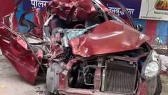 Noida में भीषण एक्सीडेंट, ट्रैक्टर से भिड़ी कार, 4 लोगों की मौत, 1 भर्ती, पुलिस बोली- हमें रात में...