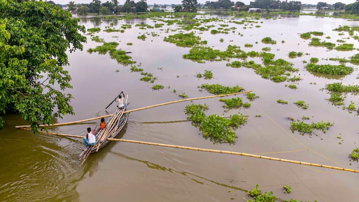অন্যদিকে, উত্তরে দুর্যোগ চলবে। আগামীকাল থেকে বৃষ্টি বাড়বে দার্জিলিং, কালিম্পং, জলপাইগুড়ি, আলিপুরদুয়ার ও কোচবিহার জেলায়।