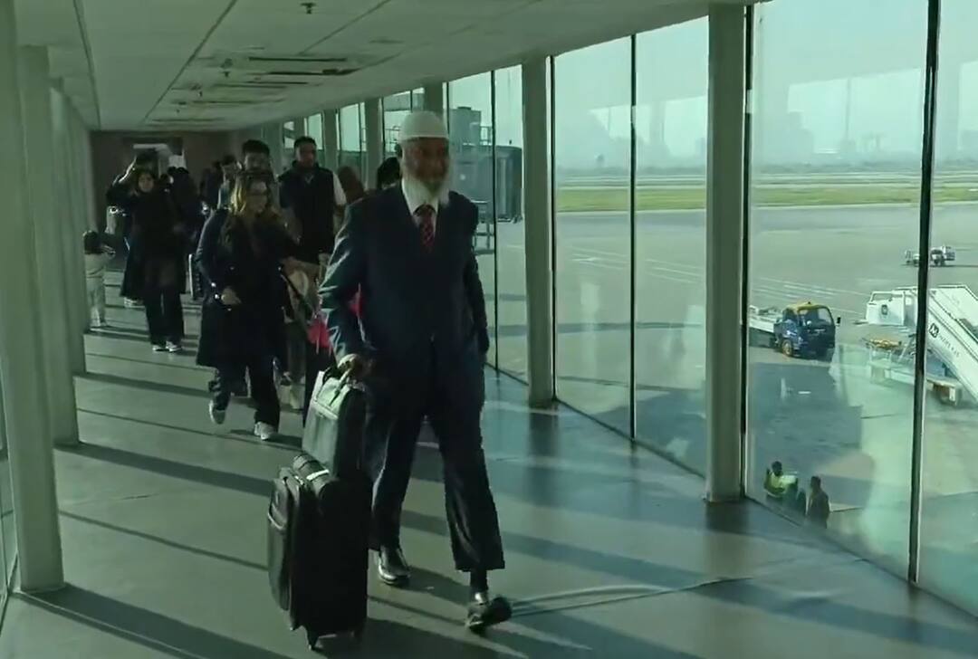 dr zakir naik arrived in pakistan he will stay until october 28 ਭਾਰਤ ਤੋਂ ਭਗੌੜੇ ਜ਼ਾਕਿਰ ਨਾਇਕ ਦਾ ਪਾਕਿਸਤਾਨ ਪਹੁੰਚਣ 'ਤੇ ਸਰਕਾਰੀ ਸੁਆਗਤ, ਕਿਸੇ ਵੱਡੀ ਸਾਜ਼ਿਸ਼ ਵੱਲ ਹੋ ਰਿਹਾ ਇਸ਼ਾਰਾ ?