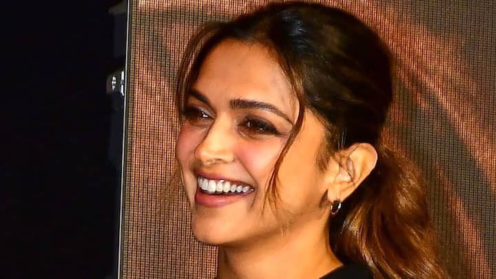 Deepika Padukone Hair and Skin Care: দীপিকা পাড়ুকোন তাঁর চুলে বাউন্সি লুক ও ভলিউম আনার জন্য ব্যবহার করেন ড্রাই শ্যাম্পু। এতে চুল পরিষ্কার হয়ে যায় কিন্তু চিটচিটে হয়ে যায় না।